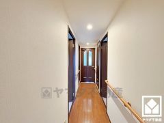 シンプルで洗練された玄関スペース。帰るたびにホッとできる、心地よい住まいの入り口。