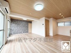 広々16.3帖のLDKが魅力。家族全員がリラックスできる、ゆったりとした快適リビングで温かい団らんの時間を。