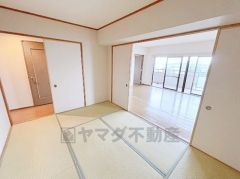 陽光がたっぷり差し込む洗練された和室。温かみのある畳のスッキリとしたデザインが、暮らしを心地よく彩ります。2WAYで風通しも良好です。