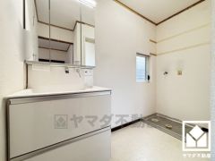 使いやすさが考えられた3面鏡です。収納豊富な洗面台で、スッキリお使い頂けます。洗面ボウルが広めなので、忙しい朝でも身支度がしやすく時短になります。