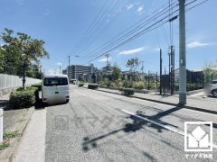 敷地内に駐車場を完備。重い荷物や雨の日の移動もスムーズで、快適なカーライフを実現。現在、駐車場に空きがございます。空き状況は変動いたしますので、弊社までお気軽にお問い合わせください。