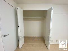 新たに家具を買わなくても良いので、ハンガーパイプ付きのクローゼットは嬉しいですね。奥行きがあるので、収納力も申し分ありません。