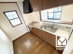 キッチン横には窓がございますので、昼間は手元が明るく、お料理がはかどります。