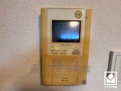 突然の来訪時でも安心なモニター付きインターホンを完備。お留守番中のお子様でも簡単に来訪者の確認ができます。