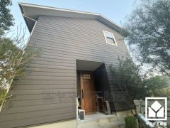 リビングは吹抜けとなっており天井が高く、大きな窓から明るい光が差し込みます。圧迫感のない開放的なくつろぎ空間です。