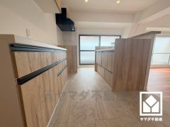 毎日の料理がもっとスムーズに。便利な3口コンロ付きキッチン。毎日の家事の負担を軽減でき、水道代の節約にもなる食器洗乾燥機付き。