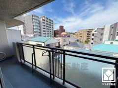 東側バルコニーのため、朝日が気持ちよく入り爽やかな一日を始められます。広々としているため、お洗濯物もたっぷりと干す事ができます。