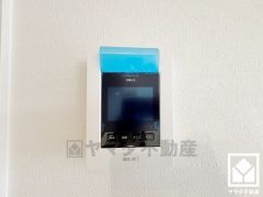 突然の来訪時でも安心なモニター付きインターホンを完備。お留守番中のお子様でも簡単に来訪者の確認ができます。