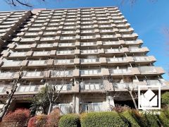 広々15帖のLDKが魅力。家族全員がリラックスできる、ゆったりとした快適リビングで温かい団らんの時間を。