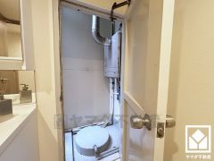 洗面室から給湯器の設置されたサービスバルコニーへ出入りできます。