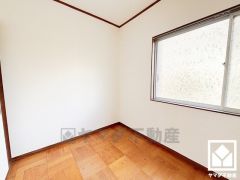 ウォークインクローゼットなどとしてもご利用いただけます。お洋服はもちろん、スーツケースなどの大物もしっかり収納できます。