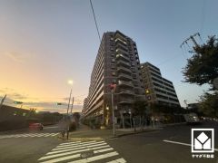 阪神電鉄本線「西宮」駅まで徒歩約18分、阪急電鉄今津線「今津」駅まで徒歩約21分、JR東海道本線「西宮」駅まで徒歩約25分の立地。