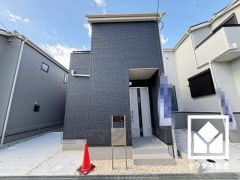 落ち着いた色合いと直線的な美しさが調和したモダンな外観。帰るたびに安心感を感じられる佇まい。