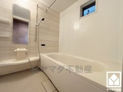 1日の疲れを癒す浴室でゆったりリフレッシュ。小窓が付いているので、こもりがちな湿気もすぐ取り除くことができます。