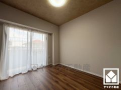 バルコニーにつながるお部屋で、通風・陽当たり良好。