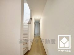 シンプルで洗練された玄関スペース。帰るたびにホッとできる、心地よい住まいの入り口。