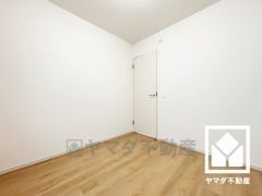 約4.5帖の2階南側洋室。全居室フローリングでお掃除ラクラクです。