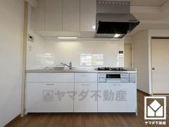 明るい白色で統一された清潔感のあるデザインが魅力のシステムキッチンです。