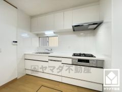 キッチンは空間を有効活用できる壁付けタイプ。窓がございますので、昼間は手元が明るく、お料理がはかどります。