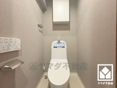 明るく清潔感溢れるトイレです。
