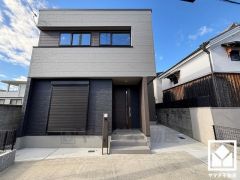 落ち着いた色合いと直線的な美しさが調和したモダンな外観。帰るたびに安心感を感じられる佇まい。