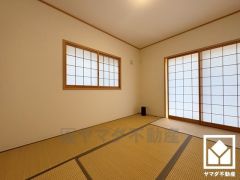 約6帖の1階和室です。和の趣と現代の快適さを兼ね備えた空間。開放的にも、落ち着いたプライベート空間にもなる和室の魅力をぜひ。