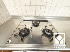 毎日の料理がもっとスムーズに。便利な3口コンロ付きキッチン。