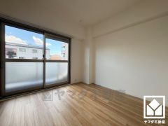 約5.4帖の洋室です。バルコニーにつながるお部屋で、通風・陽当たり良好。