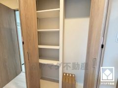 廊下にも収納があり、住空間を広々お使いいただけます。稼働棚になっていて、整理整頓がしやすい設計です。