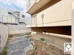 ガーデニングや家庭菜園なども楽しむ事ができる、広々とした専用庭付き。