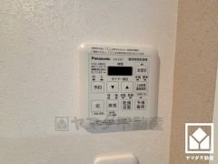 浴室暖房乾燥機付き。真冬の寒い浴室を暖かく、また雨の日の洗濯物の乾燥にと多用途に活躍する機能です。