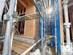 玄関側の窓はシャッター雨戸付きでセキュリティにも配慮されています。台風などによる飛来物からの保護、また防音・断熱・目隠しなどにも。