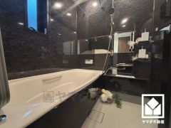 浴室暖房乾燥機付き。真冬の寒い浴室を暖かく、また雨の日の洗濯物の乾燥にと多用途に活躍する機能です。発汗作用や美肌効果のあるミストサウナ機能も付いており、短時間で体の芯まで温めることができます。