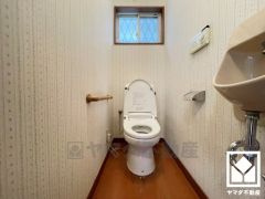 明るく清潔感溢れるトイレです。手洗いが別になっているので、衛生的に使えます。（リフォーム前の写真です）