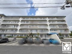 敷地内に駐車場を完備（月額10000円）。現在、駐車場に空きがございます。空き状況は変動いたしますので、詳細は弊社スタッフまでお気軽にお問い合わせください。