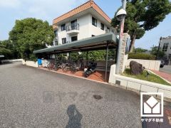 屋根付きの駐輪場・バイク置場を完備。雨や風、直射日光からお乗り物を守ることができます。