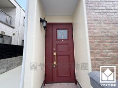 玄関ドアの窓から光が差し込み、外出時にも帰宅時にも、明るい気持ちになれる玄関です。