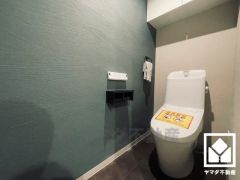 明るく清潔感溢れるトイレです。トイレットペーパーのストックや消耗品置き場などとしてお使いいただける吊戸棚がございます。