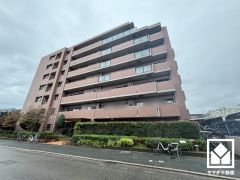 東側テラス・専用庭付きで、朝日が気持ちよく入り爽やかな一日を始められます。広々としているため、お洗濯物もたっぷりと干す事ができます。