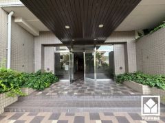 エントランスから始まる、快適な暮らし。オートロック完備の防犯性とデザイン性を両立した、安心の住まい。