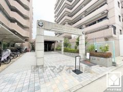 収納付きでスッキリお使い頂ける3面鏡の洗面台がございます。シャワー水栓付きなので、忙しい朝でも身支度がしやすく時短になります。お手入れもラクラクです。