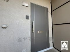 シンプルで洗練された玄関デザイン。帰るたびにホッとできる、心地よい住まいの入り口。