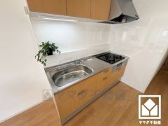 家族のごはん作りがはかどる。同時調理ができる3口コンロ付き。