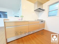 対面式キッチンなのでお料理中でもお子様の様子が分かって安心です。