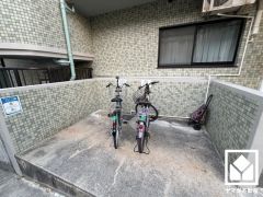 随所に駐輪場が設けられており、使い勝手の良い設計です。