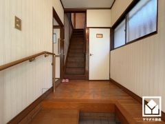 広々とした玄関には椅子、踏み台、手摺りが設置されており、バリアフリーに配慮されています。