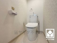 明るく清潔感溢れるトイレです。