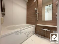 1日の疲れを癒す浴室でゆったりリフレッシュ。ナチュラルな木目調のアクセントパネルは落ち着いた雰囲気を演出してくれます。