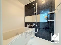 清潔感あふれる空間で、毎日のバスタイムをより快適に。真冬の寒い浴室を暖かく、また雨の日の洗濯物の乾燥にと多用途に活躍する浴室暖房乾燥機付きです。