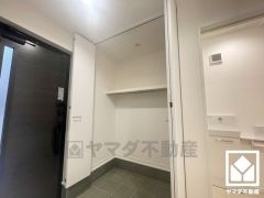 駐車スペースを2台分確保。重い荷物や雨の日の移動もスムーズで、快適なカーライフを実現。来客時にも便利です。（車種制限あり）